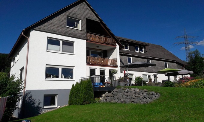 Niederberndorf Apartment | Modern Apartment in Sellinghausen with Terrace
