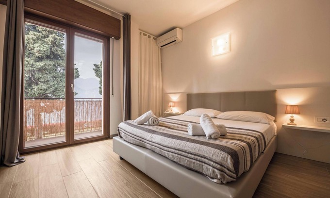 Cassone Apartment | Modern Apartment “Fiocco” with Lake View, Wi-Fi, Air Conditioning and Terrace