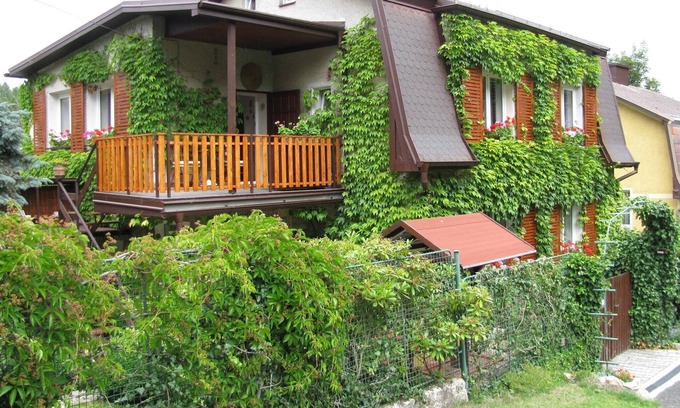 Karlovy Vary Apartment | Modern Apartment in Carlsbad with Garden