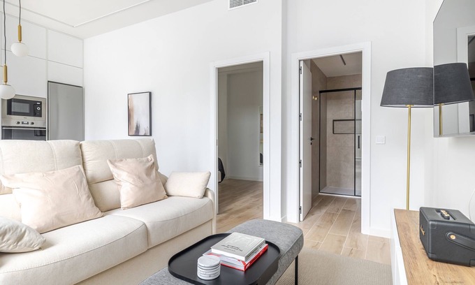 Four Towers Business Area Apartment | Modern apartment in Madrid's financial district
