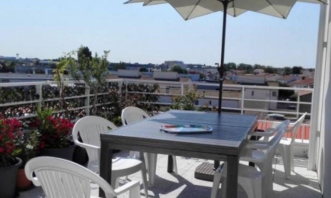 La Rochelle Apartment | Modern Apartment Near Old Port & Station – Sleeps 6, Terrace, Parking