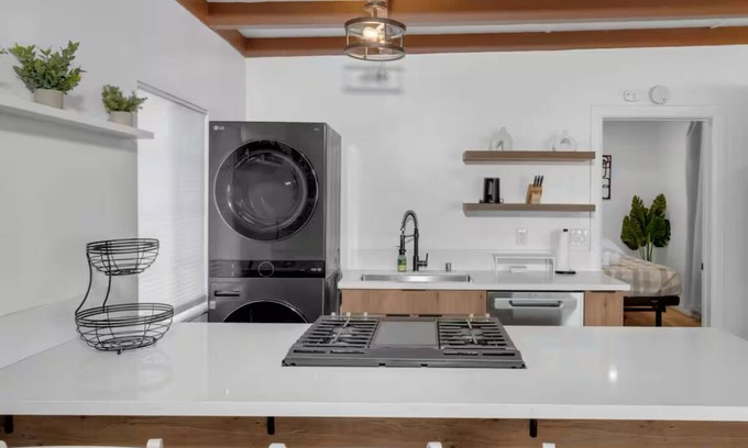 North Long Beach Apartment | Modern Apartment Near Disneyland - Free Parking