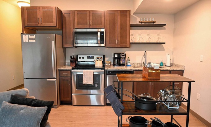 Kutzky Park Apartment | Modern Apartment Near Mayo Clinic – Free Parking!