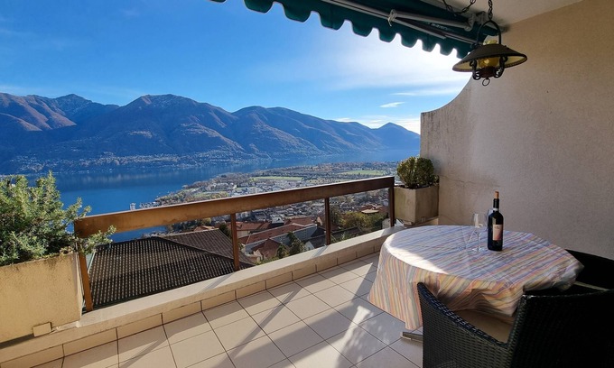 Orselina Apartment | Modern apartment on the 3rd floor for 1-4 persons.