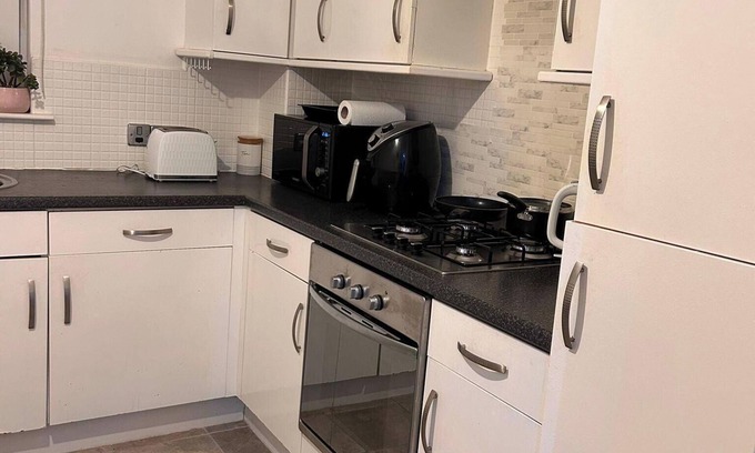 Glasgow Apartment | Modern Apartment-Sleeps6-Parking-seft check in