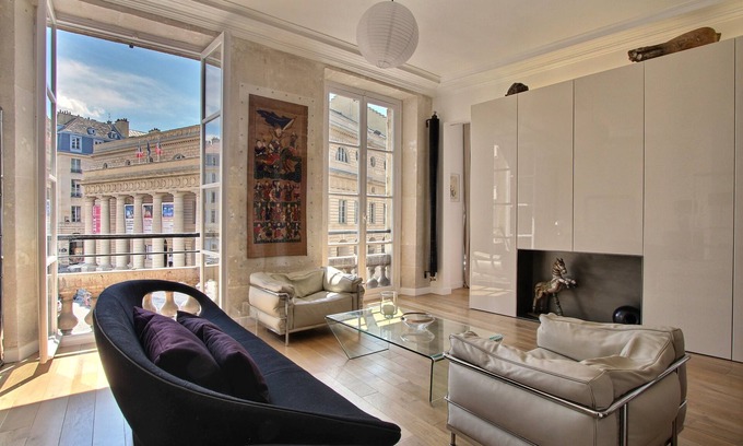 Odeon Apartment | Modern apartment with AC in front of the Odeon theatre, insurance included