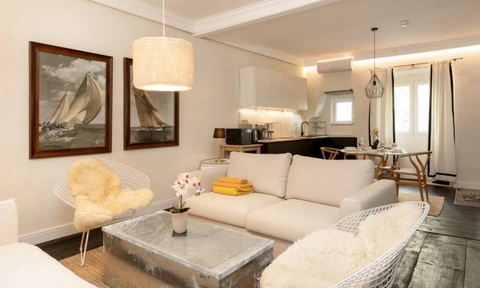 Barriera Vecchia-San Giacomo Apartment | Modern apartment with private outdoor space