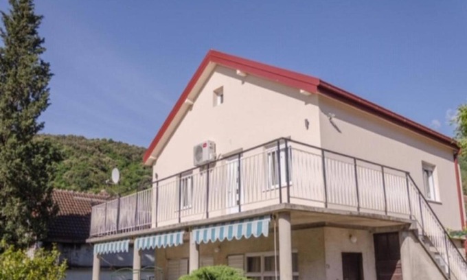 Kamenari Apartment | Modern Apartment With Terrace in Herceg Novi