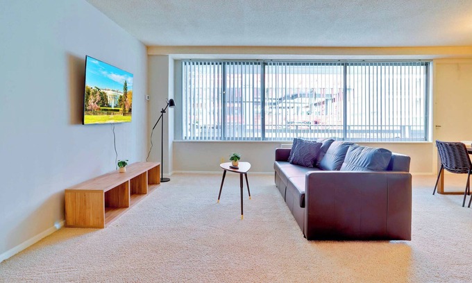 Aurora Highlands Apartment | Modern Apt – Gym Access & Prime Location