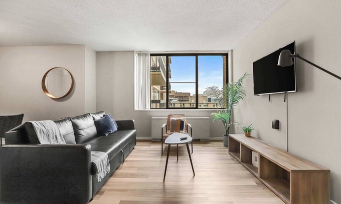 Crystal City Apartment | Modern Apt in Crystal City – BBQ Zone & Gym