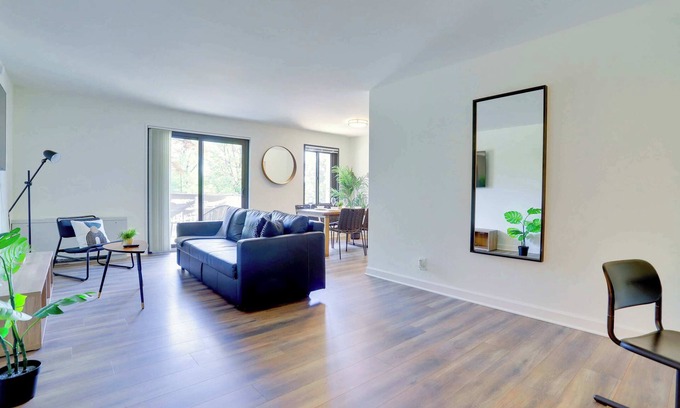 Clarendon Apartment | Modern Apt Steps from Metro & Dining