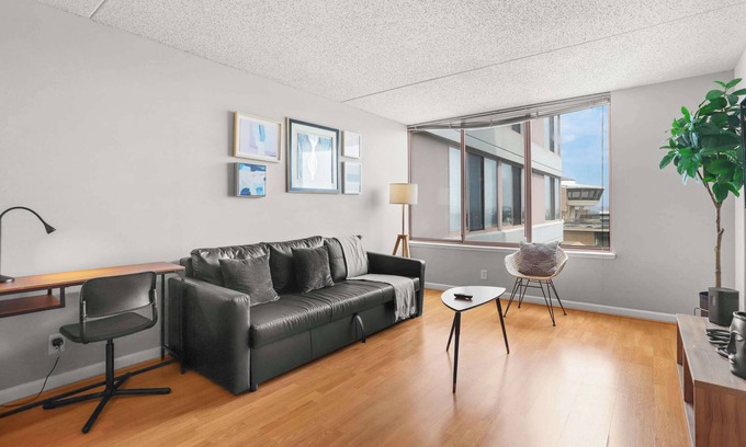 Crystal City Apartment | Modern Apt W Gym– Walk to Shops & Metro