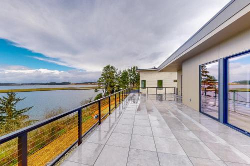Coos Bay House | Modern Bayfront Memories