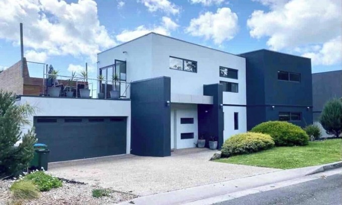 McCrae House | Modern Beach Escape – 4BR + Walk to Beach