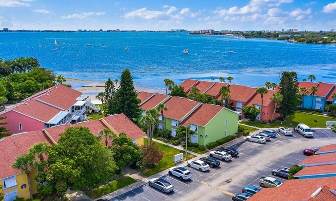 Bayview Condo | Modern Beach Home - Mins to Beach, Pool, Tub