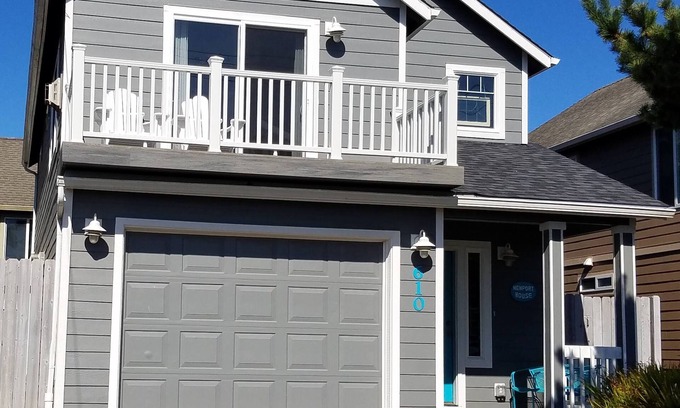 Newport House | Modern Beach House with Partial Ocean Views - Walk to Nye Beach & Attractions