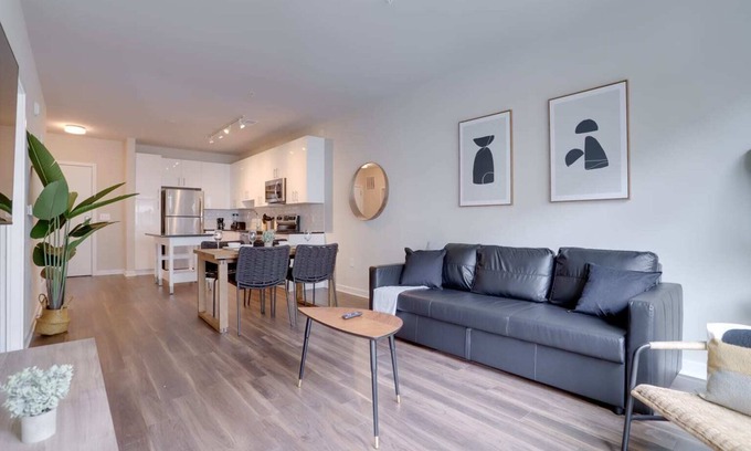 Jefferson Manor Apartment | Modern & Bright Apartment in Alexandria