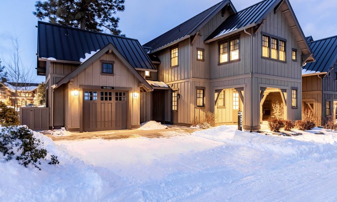 Bend House | Modern, bright, clean! Resort amenities + pool ~ concert shuttle ~ bring friends