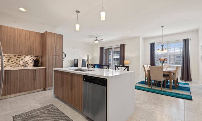 Majestic Palms Condo | Modern, Bright & Close to Beaches!
