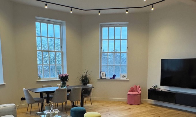 East Putney Apartment | Modern, Bright & Spacious Flat, 5 Mins to Tube Station, Ideal Location!