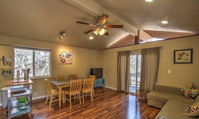 Manitou Springs Cabin | Modern Cabin Sleeps 5- Close in Manitou Springs and close to Garden of the Gods