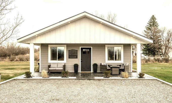 Fort Macleod Cabin | Modern cabin with King Bed, full kitchen and laundry.