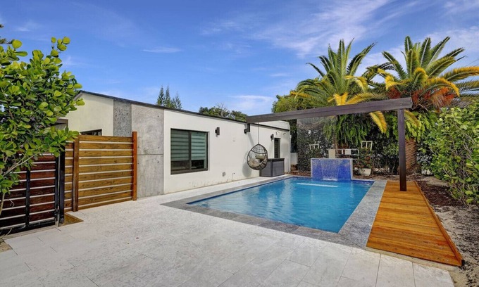 Coral Way Villa | Modern Casa Alegre 2bed/2bath with Pool