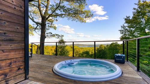 Glenford House | Modern Catskills Escape w Open Living Steam Shower Hot Tub w Mountain Views Minutes from Woodstock Trails Suncliff Vista