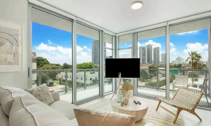 Northeast Miami Apartment | Modern Central 2-bedroom 2-bathroom Pool Parking