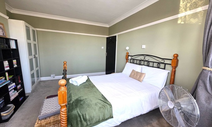 Havering House | Modern Chic: 3-Bed Retreat in Chadwell Heath