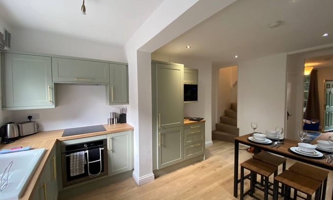 Nottingham House | Modern City Centre 2 Bed Home | Free Parking
