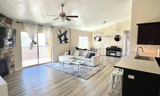Payson Condo | Modern Clean 2Bed 2Bath Condo. Next to Payson Temple, I15, Walmart, and more!