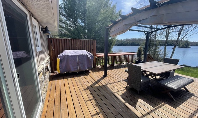 McDougall Cottage | Modern Clean Lakefront Cottage. Just 12 min to Parry Sound