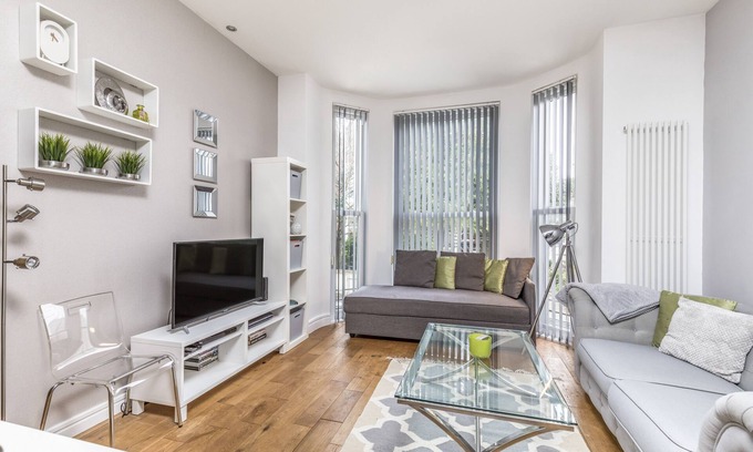 Southsea Apartment | Modern, Close to beach, shops and restaurants, free wi fi, Sleeps 5,
