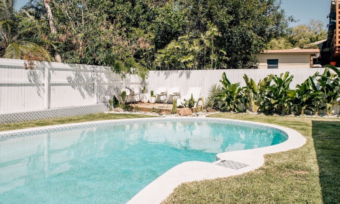 Wurtulla House | Modern coastal family home - 5 mins to beach!