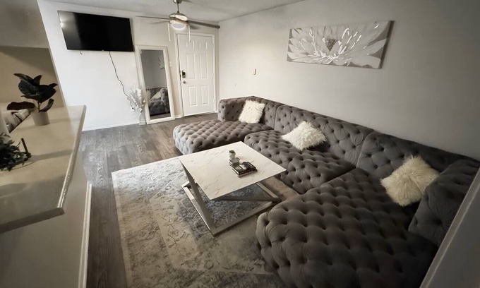 Medical Center District Apartment | Modern Comfort: 1 BR/Medical Center/Resort Style