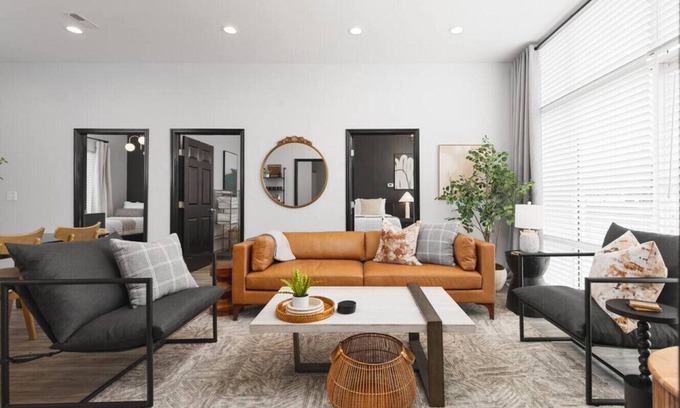 Maxwell Apartment | Modern Comfort 8 Beds, 4 Bedroom Walk to Restaurants, Bars, Coffee