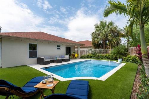 Poiciana Park II Villa | Modern Comfortable Stay!Sleeps 8!