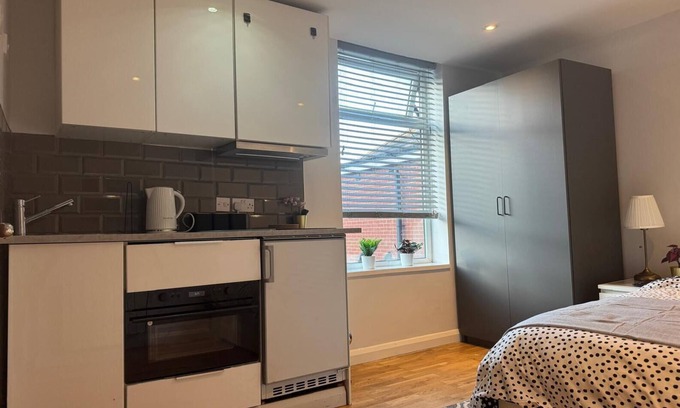 Luton House | Modern Comfortable Studio with kitchenette for 1-2 people, close to station