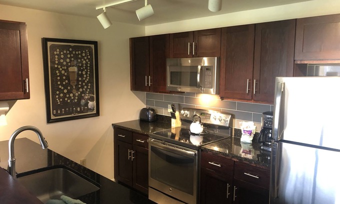 Stowe Area Condo | Modern, Comfy & Clean Condo at Mountainside - Pool/HotTub, WIFI, on Mtn R