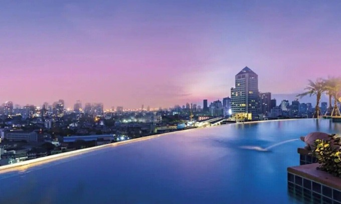 Phra Khanong Nuea Condo | Modern condo close to BTS and many restaurants.