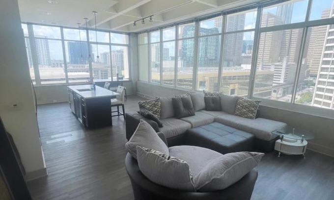 Cabbagetown Apartment | Modern Condo w/ Skyview