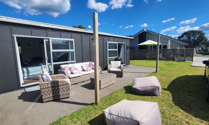 Whangamata House | Modern cosy 1 bedroom Bach, estuary location, off-street parking