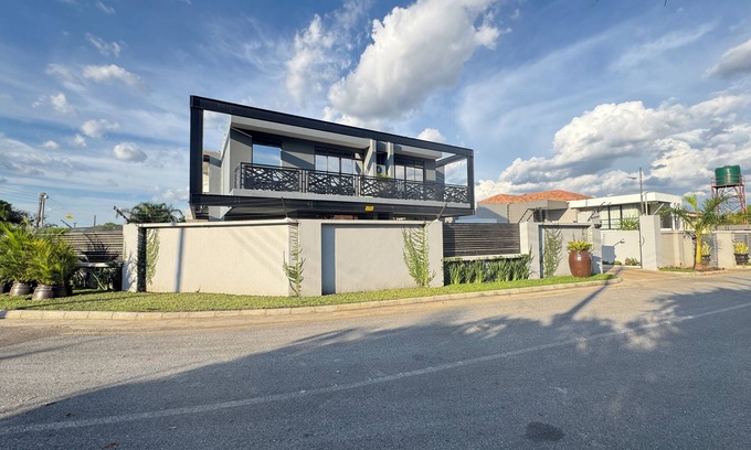 Lusaka Apartment | Modern cosy 2Bd Apartment in Serene Roma park with 24/7 Power WiFi and AC