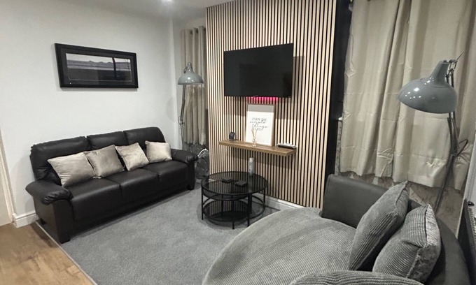Margam House | Modern Cosy Spacious 4 Bedroom House