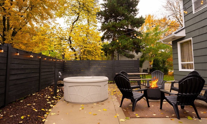 Zilwaukee House | Modern Cottage with Hot Tub