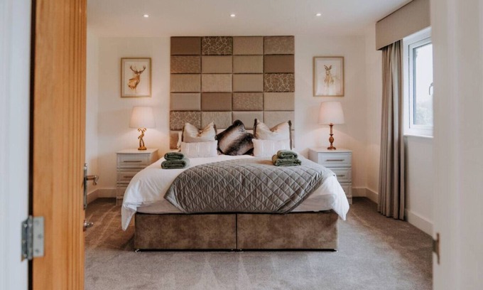 Llanarthney House | Modern Country Escape – Sleeps12