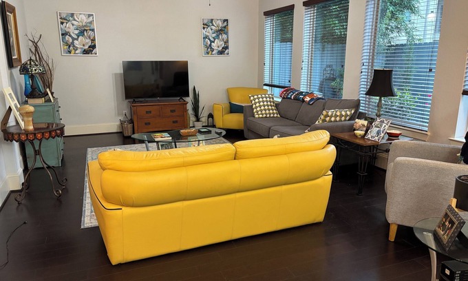 Spring Branch Central House | Modern, Cozy 2- bdr house -near Downtown, Galleria, Heights, Memorial, Med Ctr.