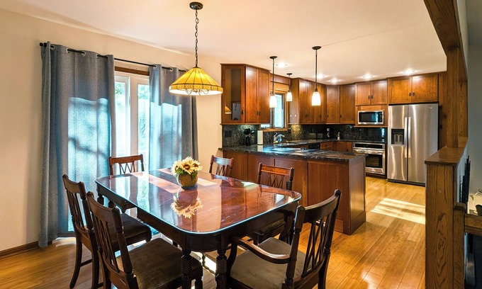 Overland Park House | Modern & cozy 3BR family retreat in south Overland Park