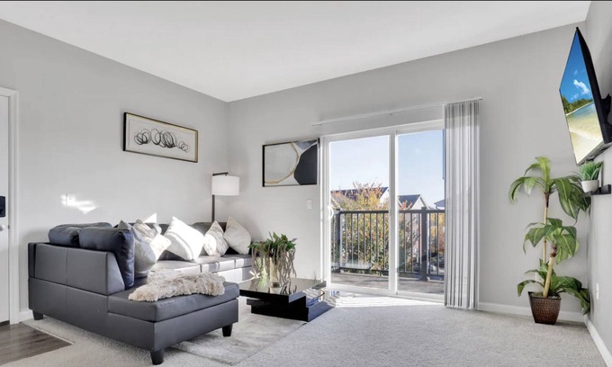 Northwest Columbus Apartment | Modern Cozy Balcony Suite/Free Parking/NEW -- 15 minutes from Downtown Columbus!